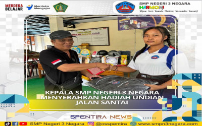 Kepala SMP Negeri 3 Negara Menyerahkan Hadiah Undian Jalan Santai