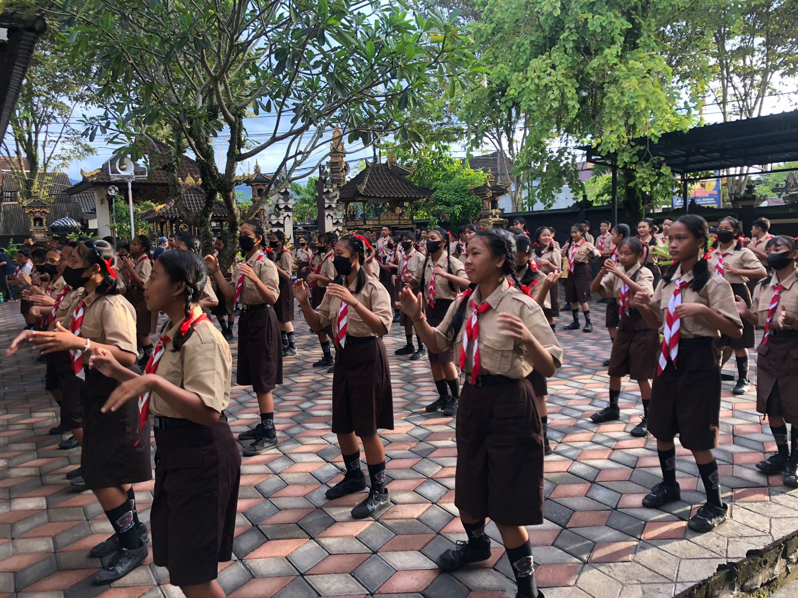 Para Siswa Antusias Mengikuti Senam Pagi (Senam Nangun Sat Kerthi Loka Bali)