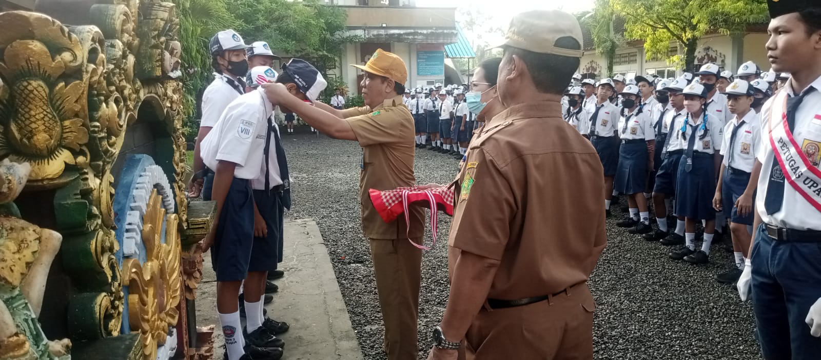 Medali Kejuaraan Dikalungkan oleh Kepala Sekolah